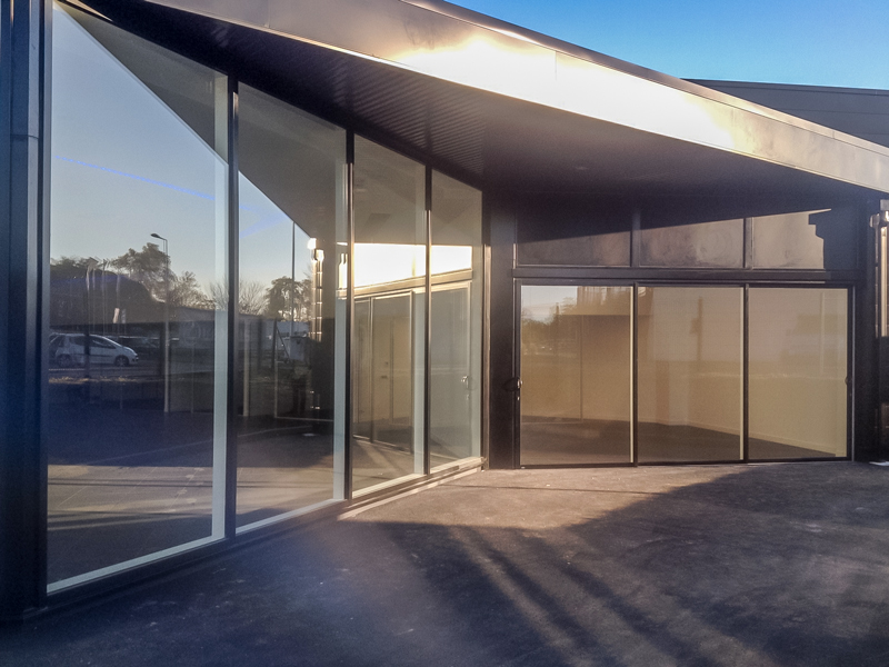 Chantier menuiserie Alchuteguy — façade avec fenêtres sur mesure